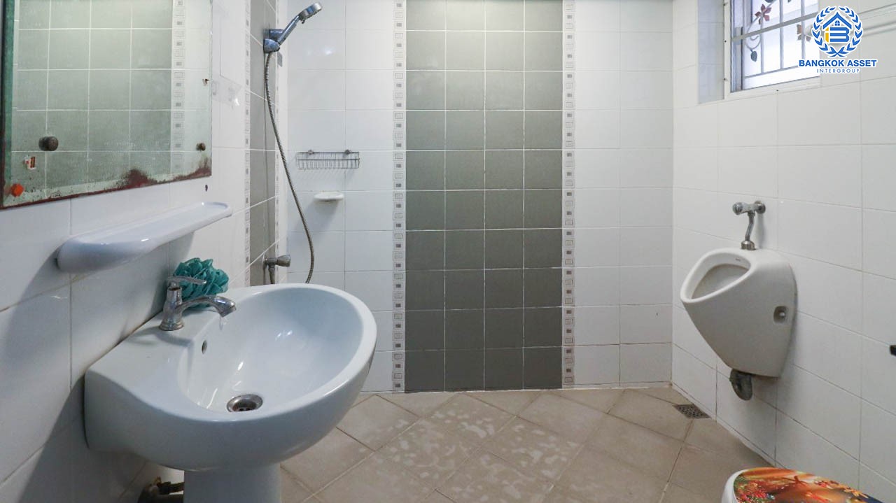 *****บ้านมือสองนนทบุรี ม.ลภาวัน19 ราชพฤกษ์ เนื้อที่ 42 ตร.ว. ฟังก์ชันครบ 4 ห้องนอน 2 ห้องน้ำ 2 ที่จอดรถ บ้านสวย สภาพดี พร้อมเข้าอยู่ บนทำเลที่เชื่อมต่อถนนราชพฤกษ์, ถนนชัยพฤกษ์, ถนนบางกรวย-ไทรน้อย ใกล้รถไฟฟ้าสายสีม่วง "สถานีบางพลู" และจุดขึ้นทางด่วน "แจ้งวัฒนะ"